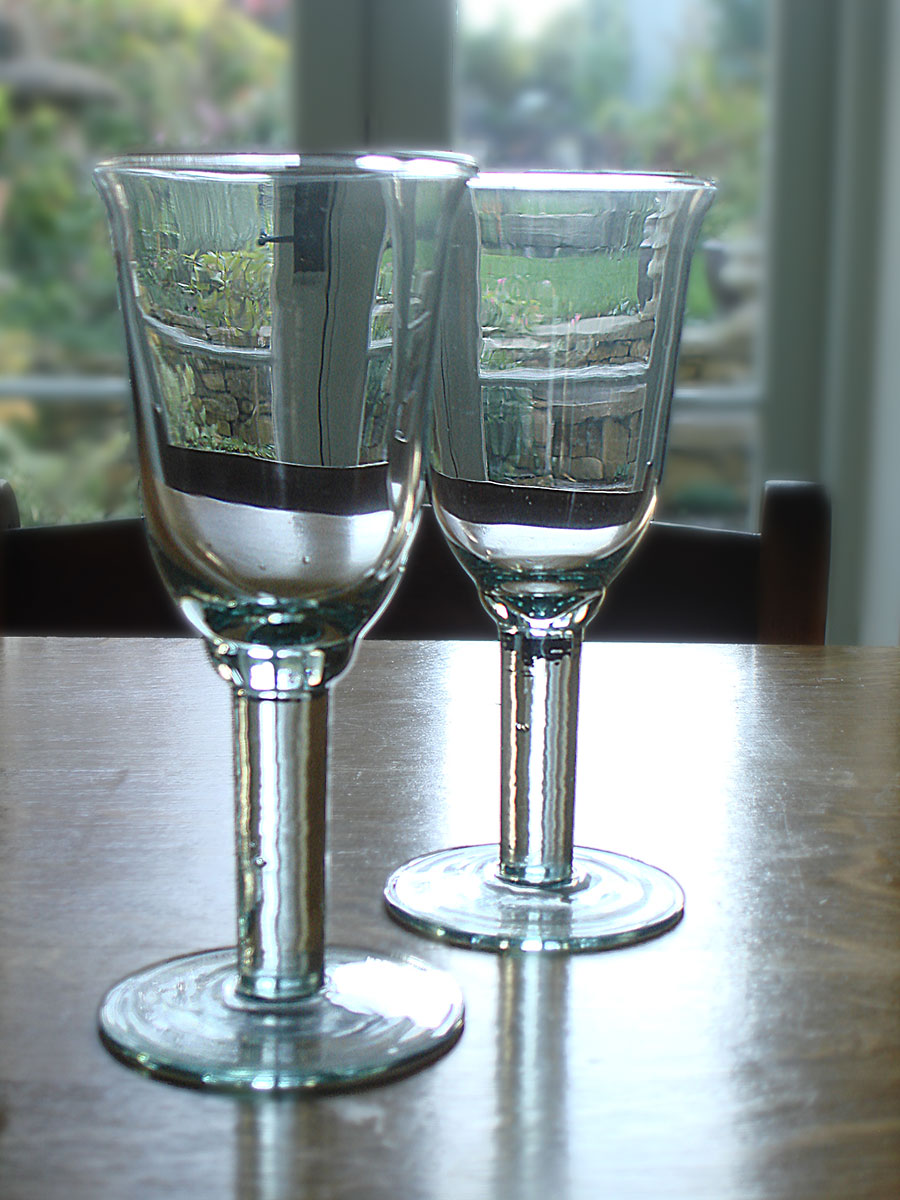https://www.naturalsimplicity.co.uk/wp-content/uploads/2013/07/recycled_tulip_wineglass_01.jpg